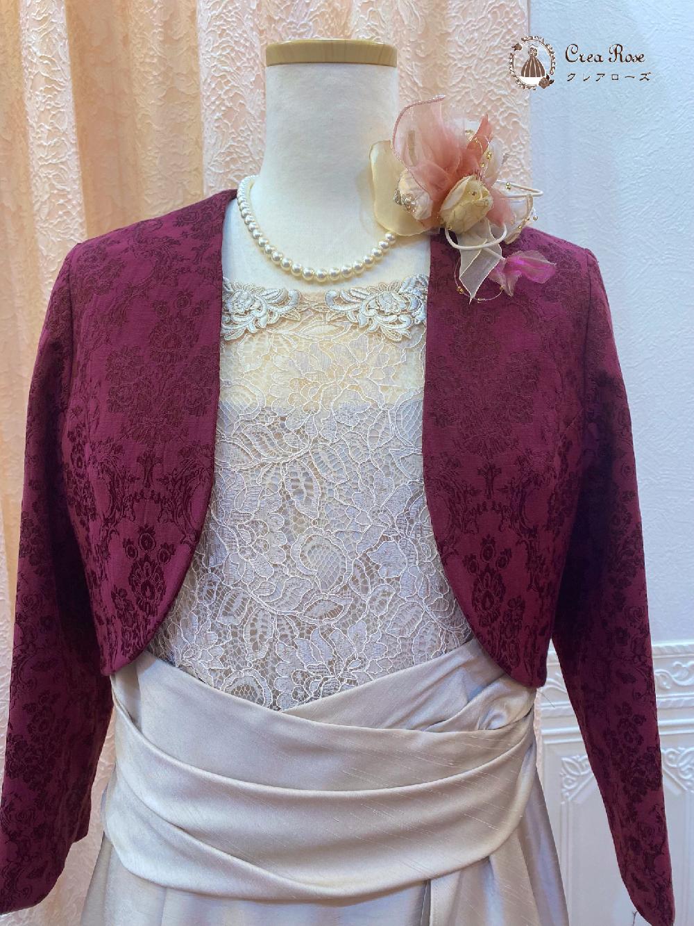 横浜元町　マザードレスに人気のベージュのロングドレス【ヴァレンティンドレス＋ダマススクレディーボレロ】赤のボレロと合わせてお祝いムードを高めます