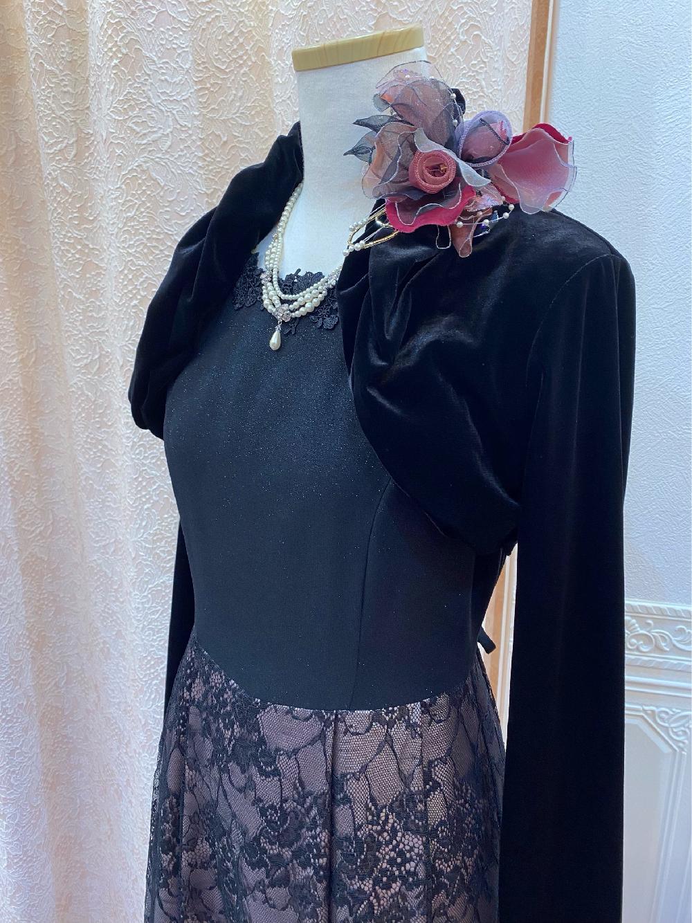 横浜元町　オリジナルロング【カトリネソフィーヌドレス＋ダリアベロアボレロ】裏地にニュアンスピンクを取り入れたレースのドレスがチャーミングなブラックドレス