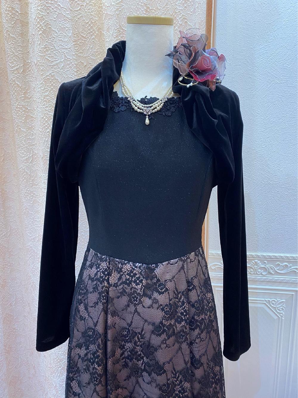 横浜元町　オリジナルロング【カトリネソフィーヌドレス＋ダリアベロアボレロ】裏地にニュアンスピンクを取り入れたレースのドレスがチャーミングなブラックドレス