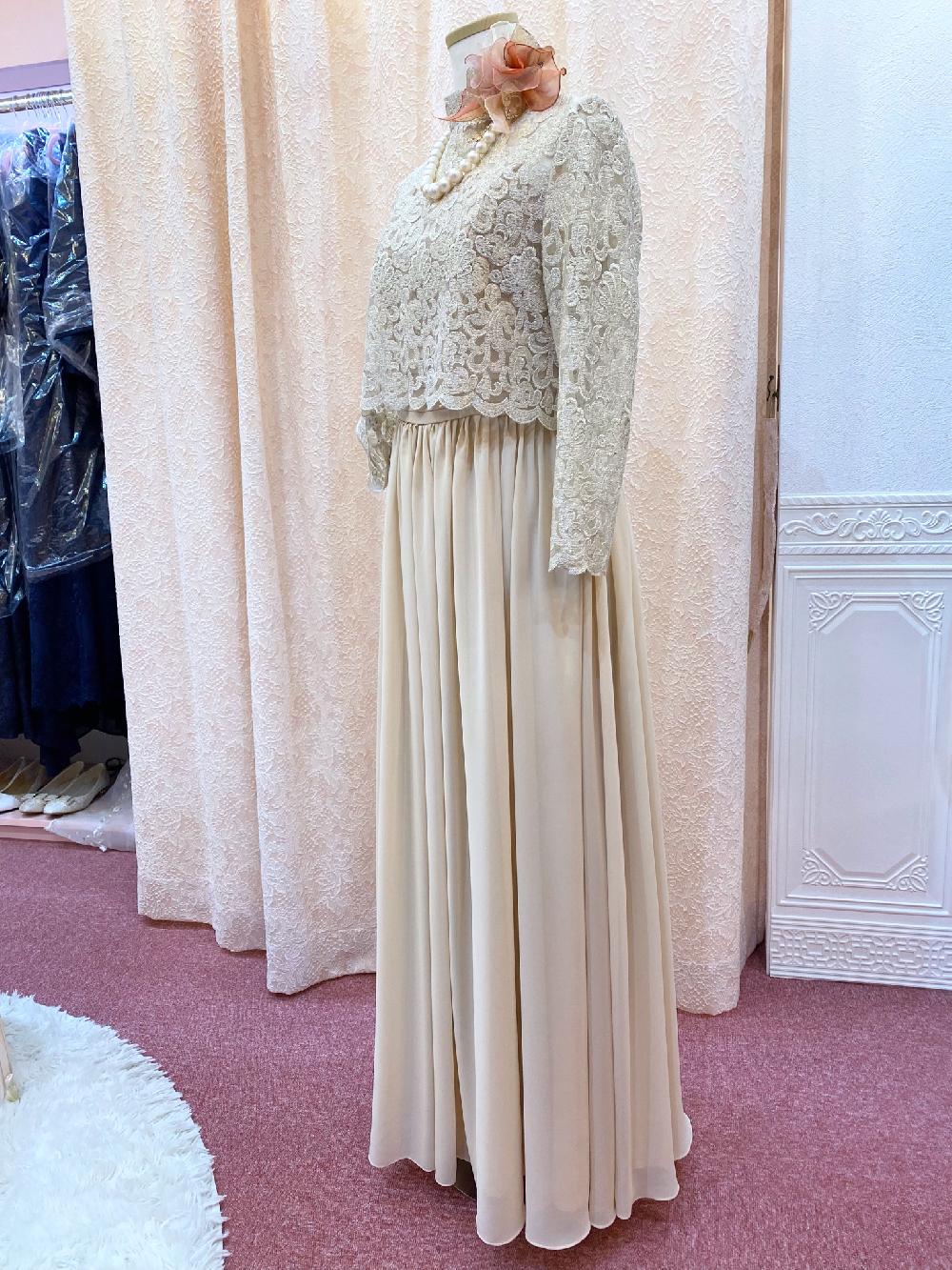 横浜元町　程よいギャザーのクリーム色のドレス【ヨハンナクリスティドレス＋クラランスボレロ】優しい色合い、程よいボリュームでお祝いムードを盛り上げるドレス。お母様ドレスやミセスのパーティーに。