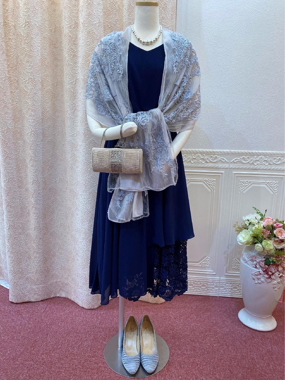 【リベルタネイビードレス+ソプラノグレーレースショール】アシメトリーのネイビードレスとシルバーショールのコーディネート