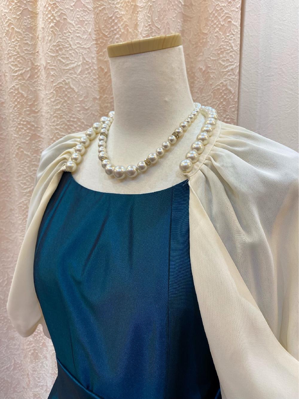 【エクセンティアドレス＋ステラボレロクリーム】ドレスのリボンとボレロのパールがアクセントのコーディネート