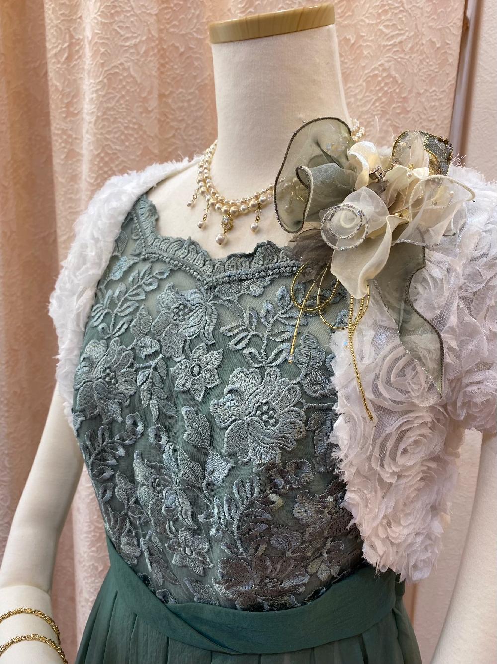 白薔薇と葉を思わせるコーディネート【モーヴガーデンドレス＋ホワイトローズボレロ】結婚式やパティーに