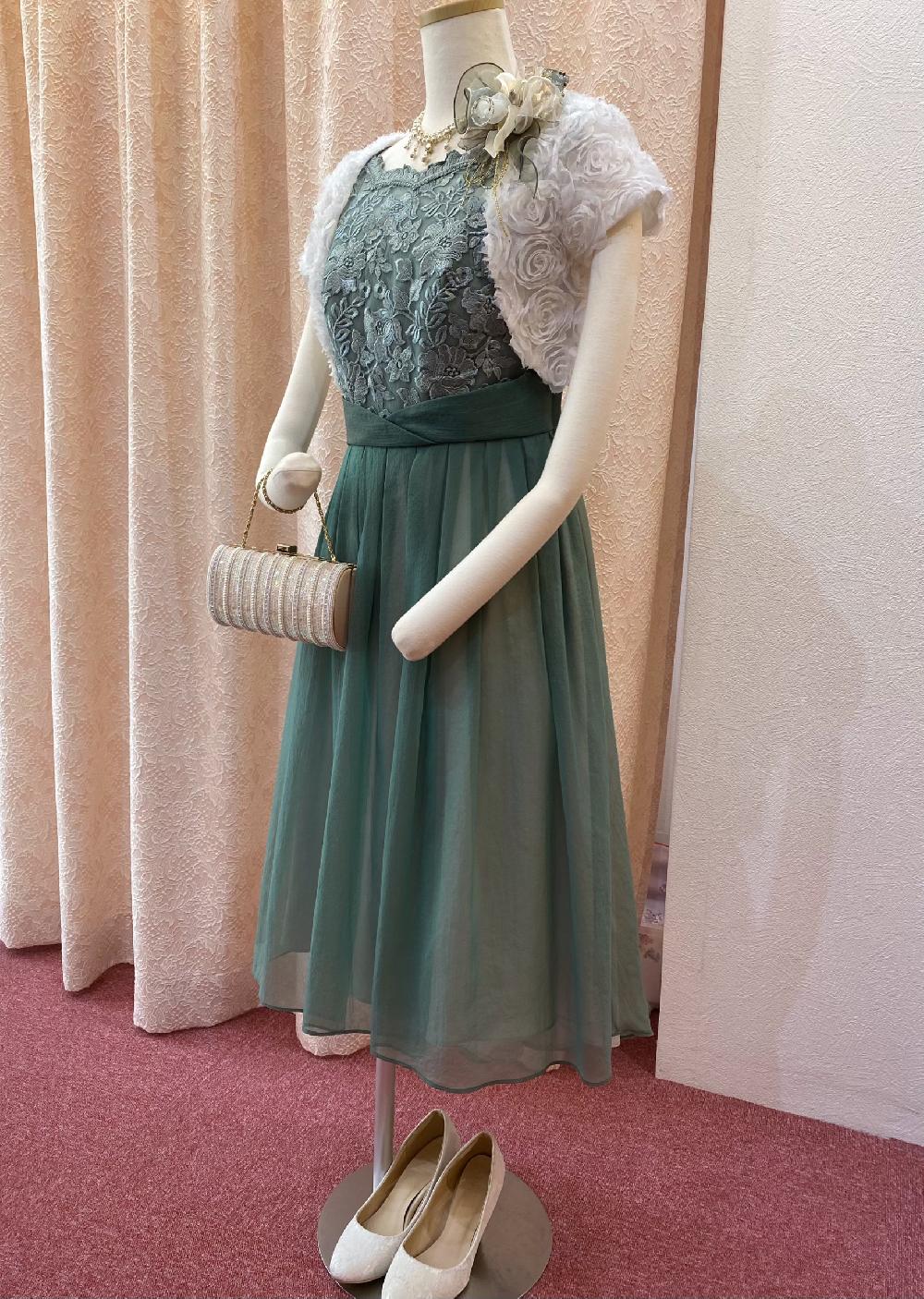 白薔薇と葉を思わせるコーディネート【モーヴガーデンドレス＋ホワイトローズボレロ】結婚式やパティーに