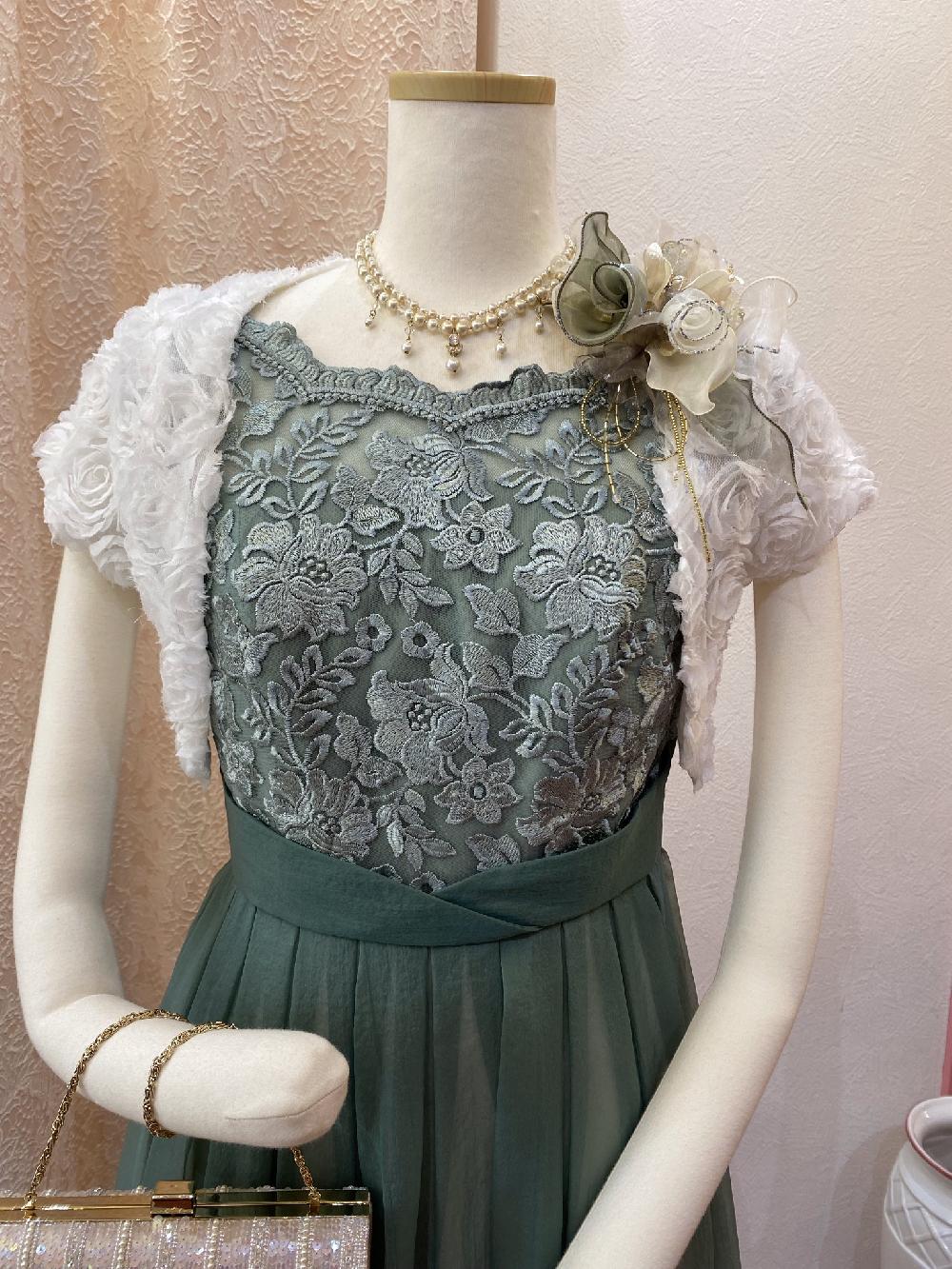 白薔薇と葉を思わせるコーディネート【モーヴガーデンドレス＋ホワイトローズボレロ】結婚式やパティーに