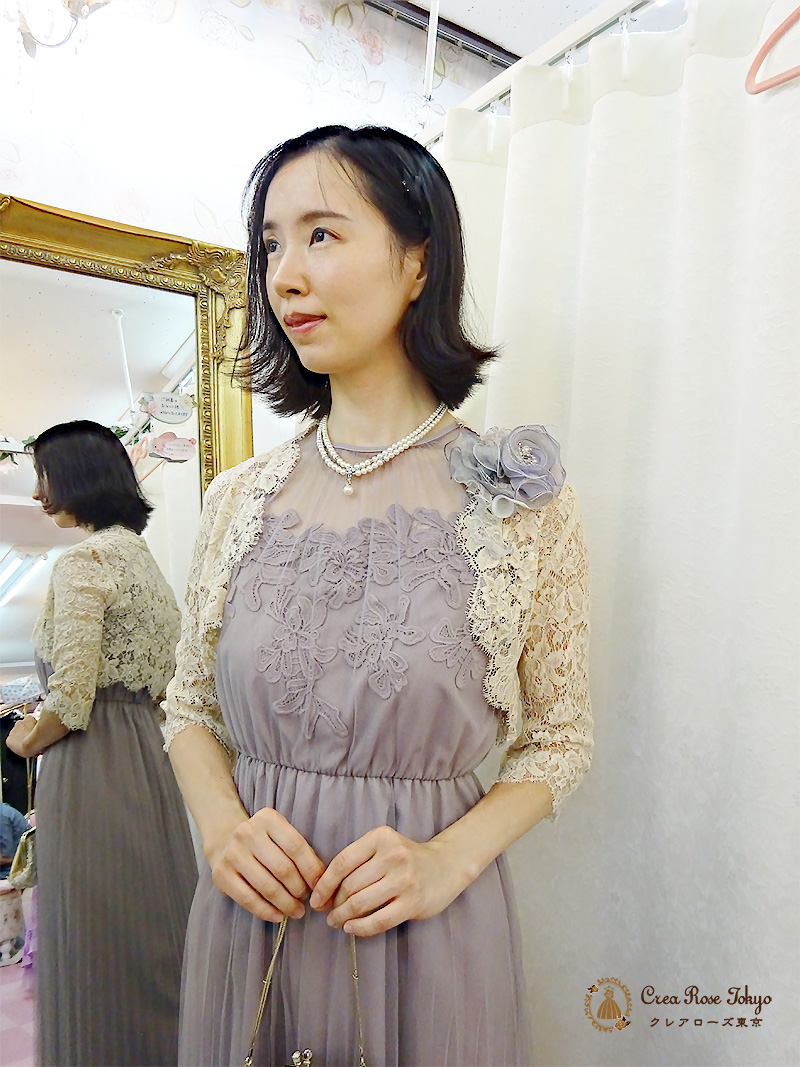 フェミニンな薄紫のミディアムドレスにナチュラルカラーのボレロを合わせた2点セット！【ハイネスフラワードレス＋ソフィーレースクリームボレロ】ご親族様に