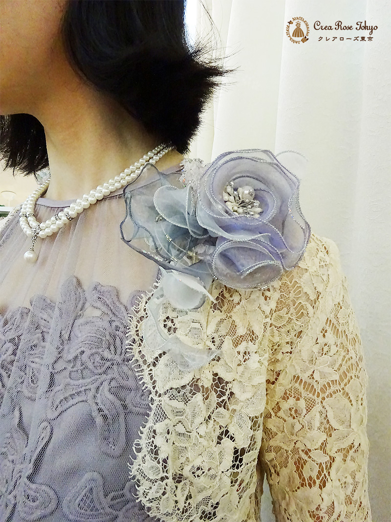 フェミニンな薄紫のミディアムドレスにナチュラルカラーのボレロを合わせた2点セット！【ハイネスフラワードレス＋ソフィーレースクリームボレロ】ご親族様に