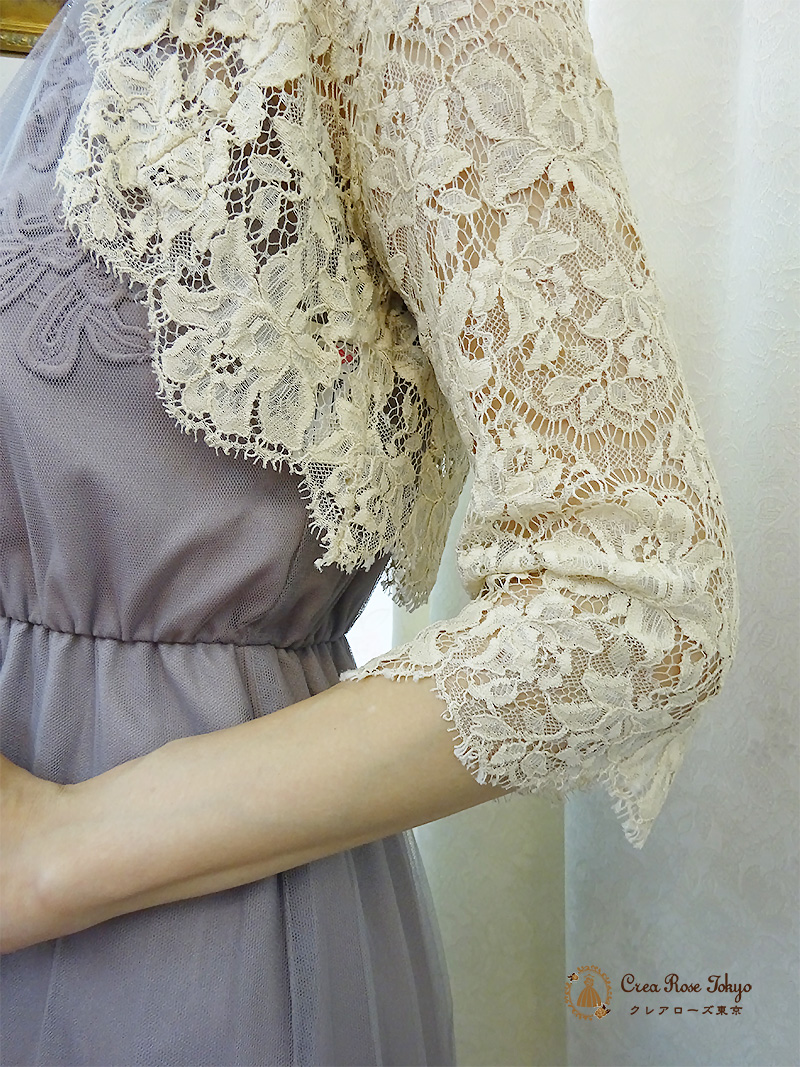 フェミニンな薄紫のミディアムドレスにナチュラルカラーのボレロを合わせた2点セット！【ハイネスフラワードレス＋ソフィーレースクリームボレロ】ご親族様に