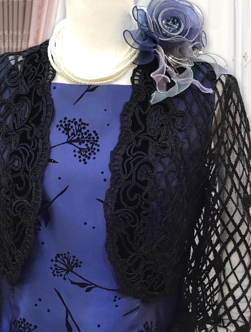 凛としたブルーにベロア生地の模様が浮かぶシックな装い【アクセントブルードレス＋レーシーグランデジャケット】厚地のレースジャケットとセット　結婚式に参列するご親族やミセスのパーティーに