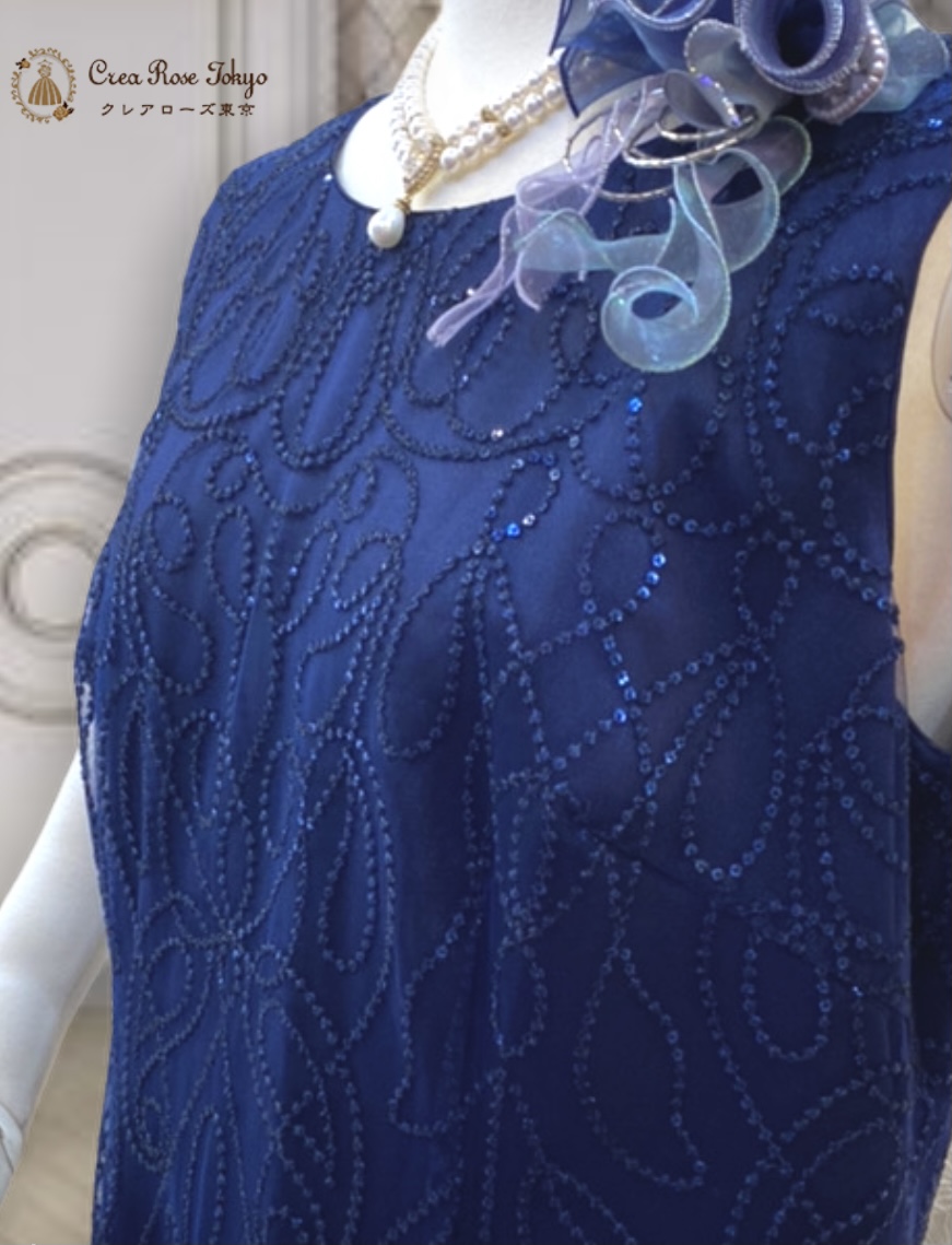 全身に散りばめられたスパンコールがキラリと光る【ソワリエネイビードレス】　結婚式に参列するご親族やミセスのパーティーに　ケープ付き