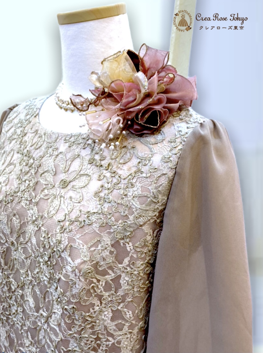 落ち着いた印象のベージュドレス【ルシアーノベージュドレス】程よいボリュームの袖が動きをエレガントに　結婚式に参列するご親族やミセスのパーティーに