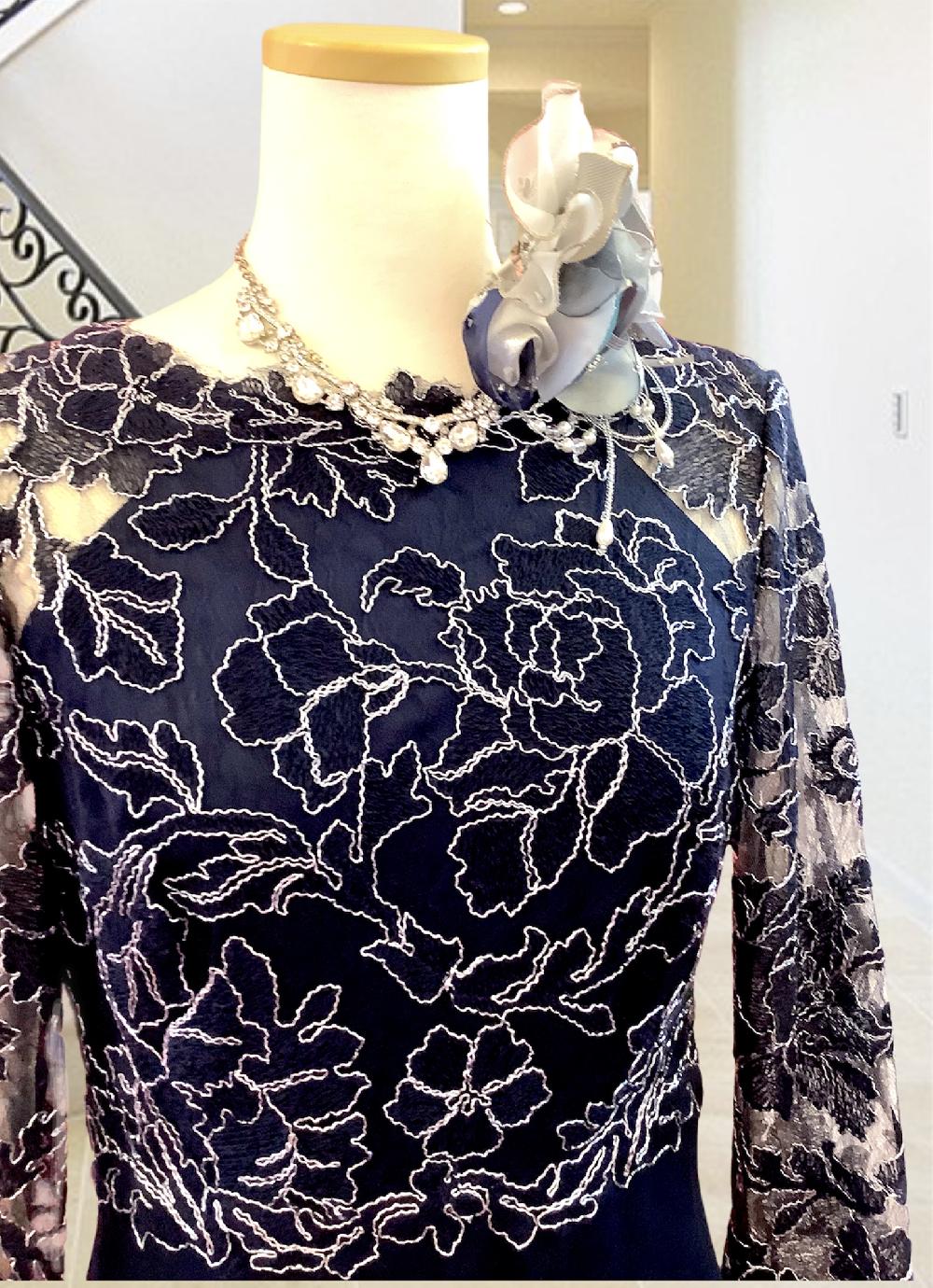 シルバーの糸が織り込まれた繊細な刺繍がエレガント【コニーシャインドレス】お母様ドレス　正礼装