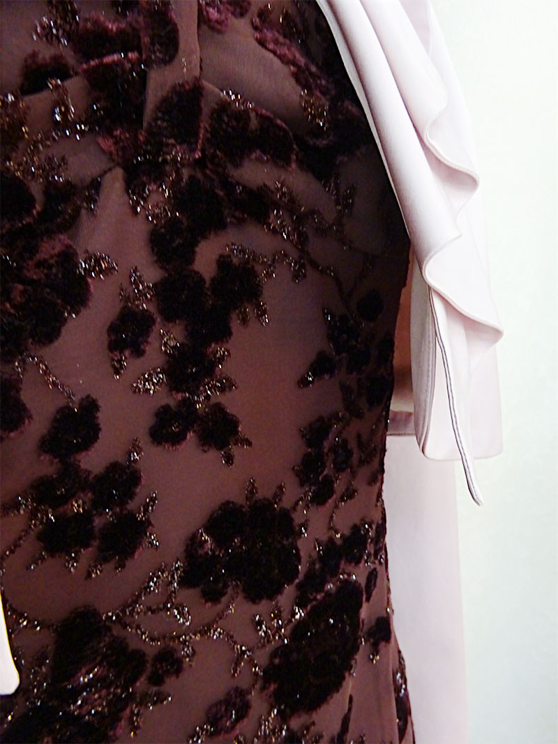 秋冬におすすめ！シックなボルドーカラーの地模様ミセスドレス【ジュリアシアンドレス】叔母さま、ご親族様