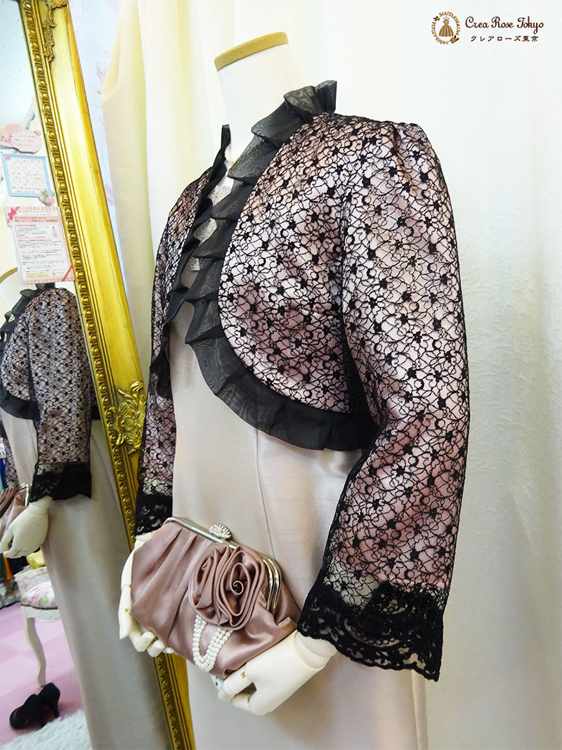 ミセス〜シニア優しいピンクベージュドレスと華やかジャケットの