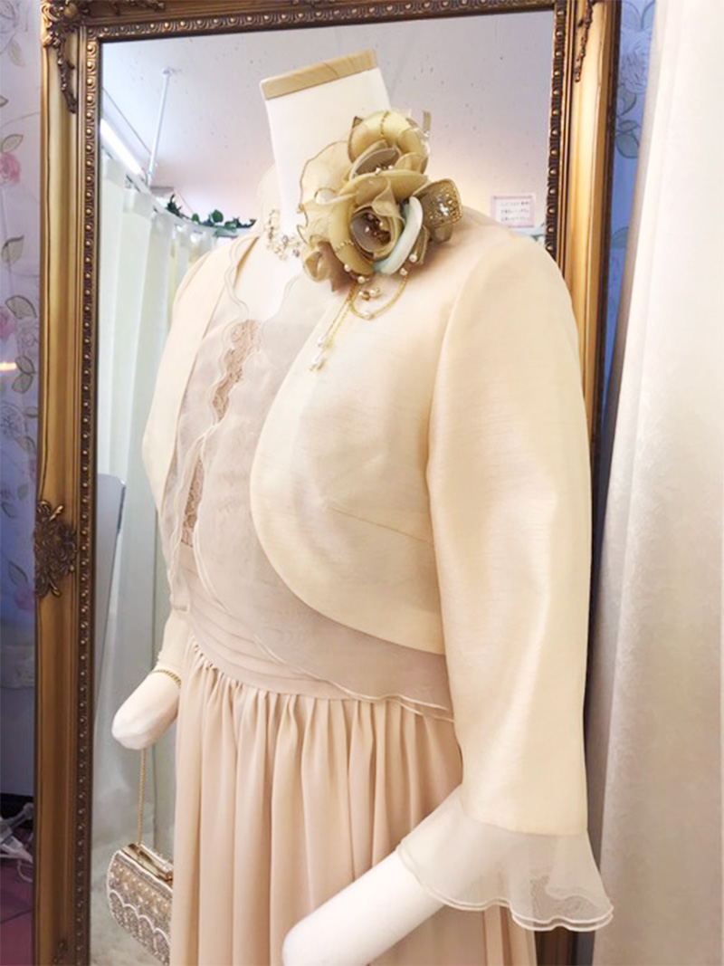 華やかなお母様に！肌馴染みの良いクリームカラーコーディネート2点セット！【ヨハンナ・クリスティドレス＋ベージュミアジャケット】マザーズドレス