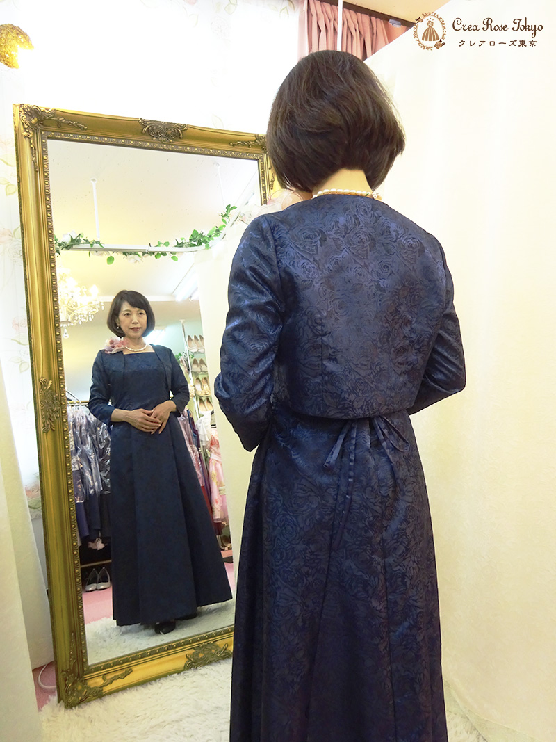 光沢ある生地いっぱいに咲くバラの地模様が美しい【ミシェルネイビージャケット】結婚式のお母さまなどに