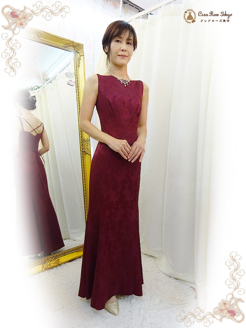 イブニングドレスレ7～9号（細身）の方、落ち着いた紅色が映える